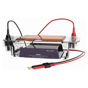 Sel elektroforesis horizontal dengan pencahayaan lampu biru